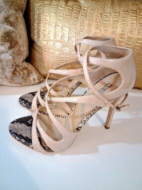 Guess Patent Leathet Pumps